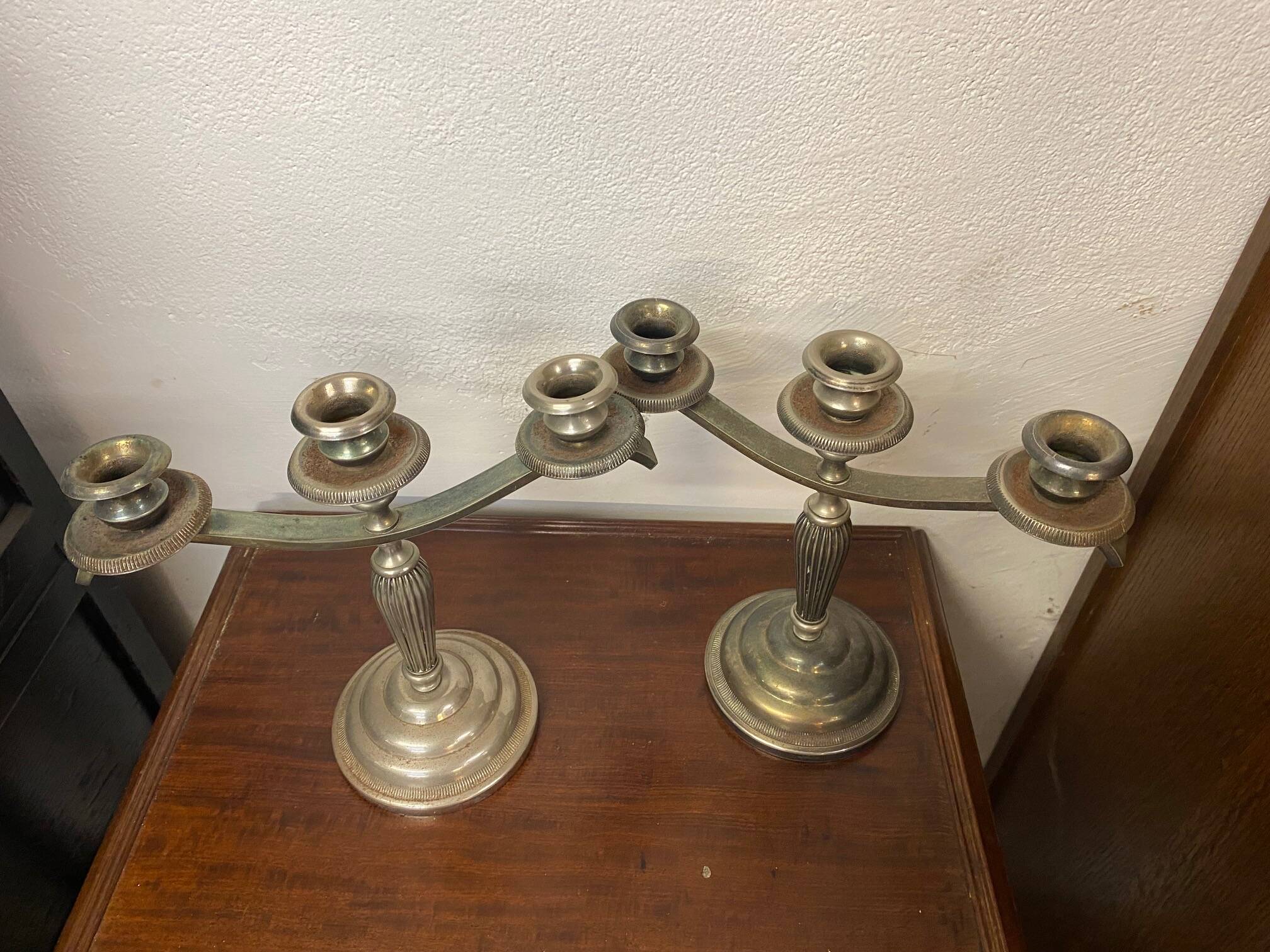 Paire de bougeoirs style art deco en metal argente