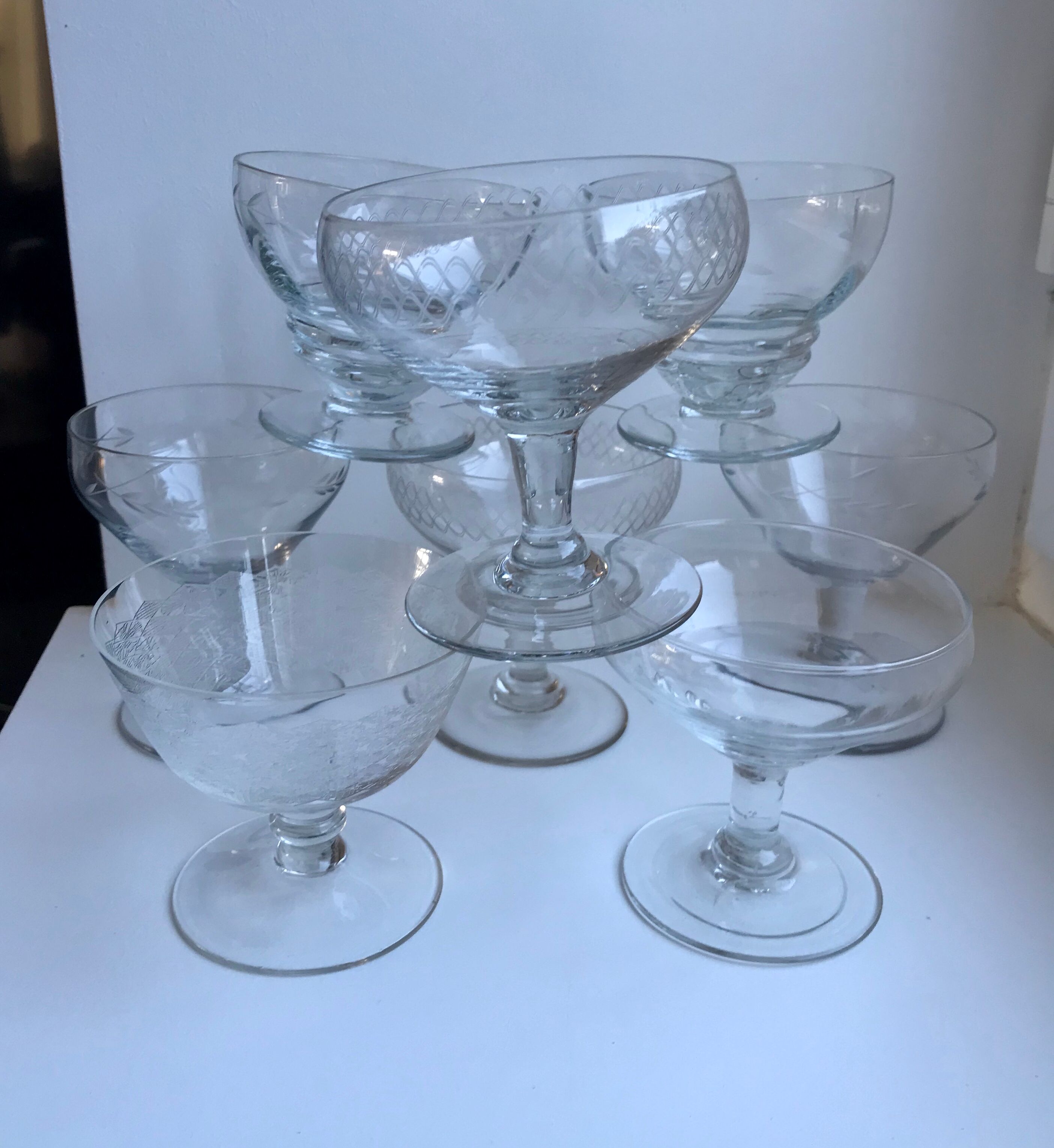 Set of 8 champagne glasses in crystal engraved 50s