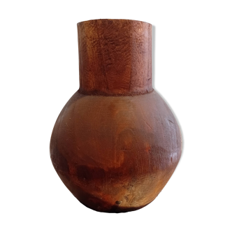 Vase en bois sculpté