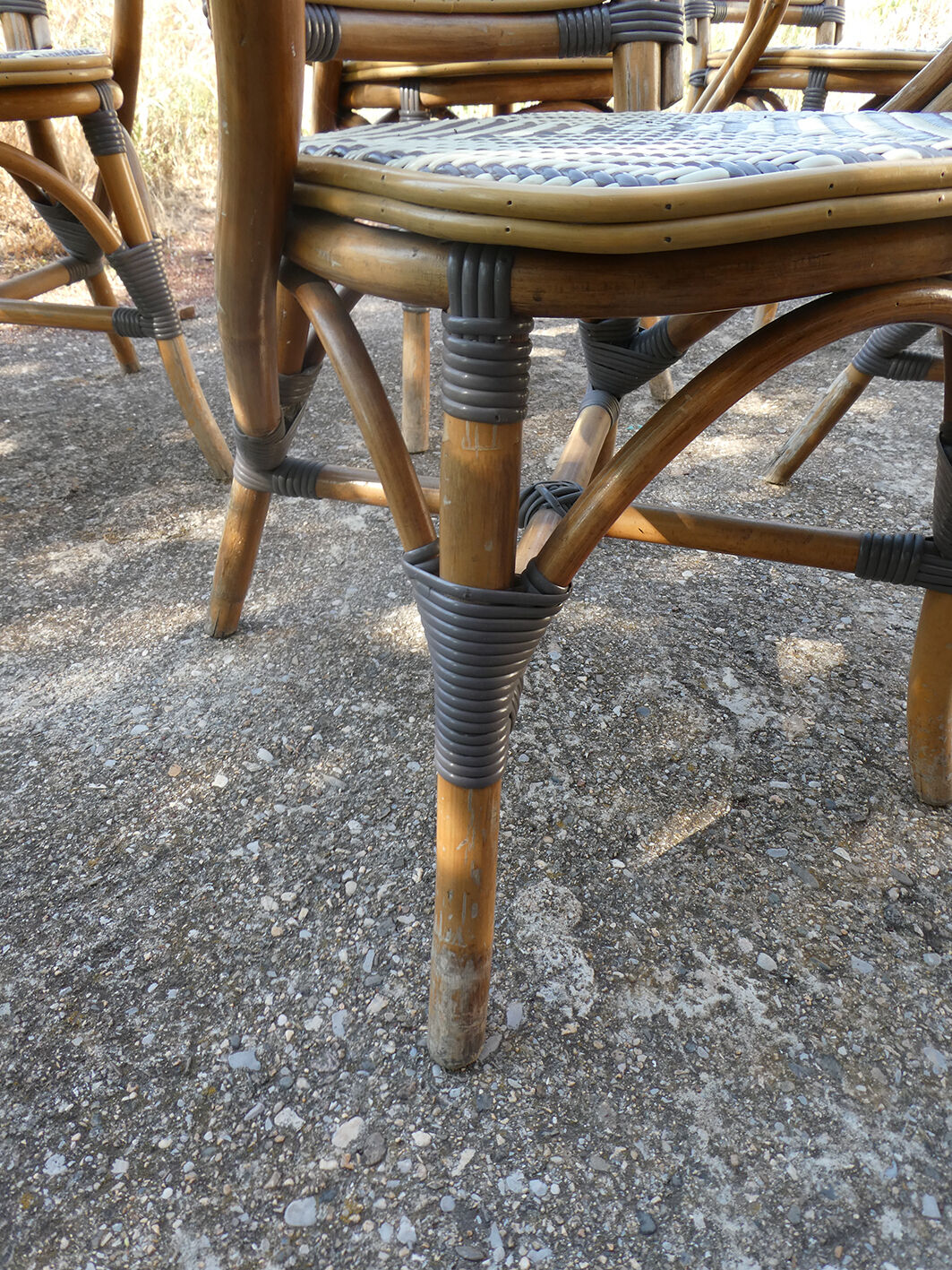 Ensemble de 6 fauteuils bistrot de terrasse en rotin type "parisienne".