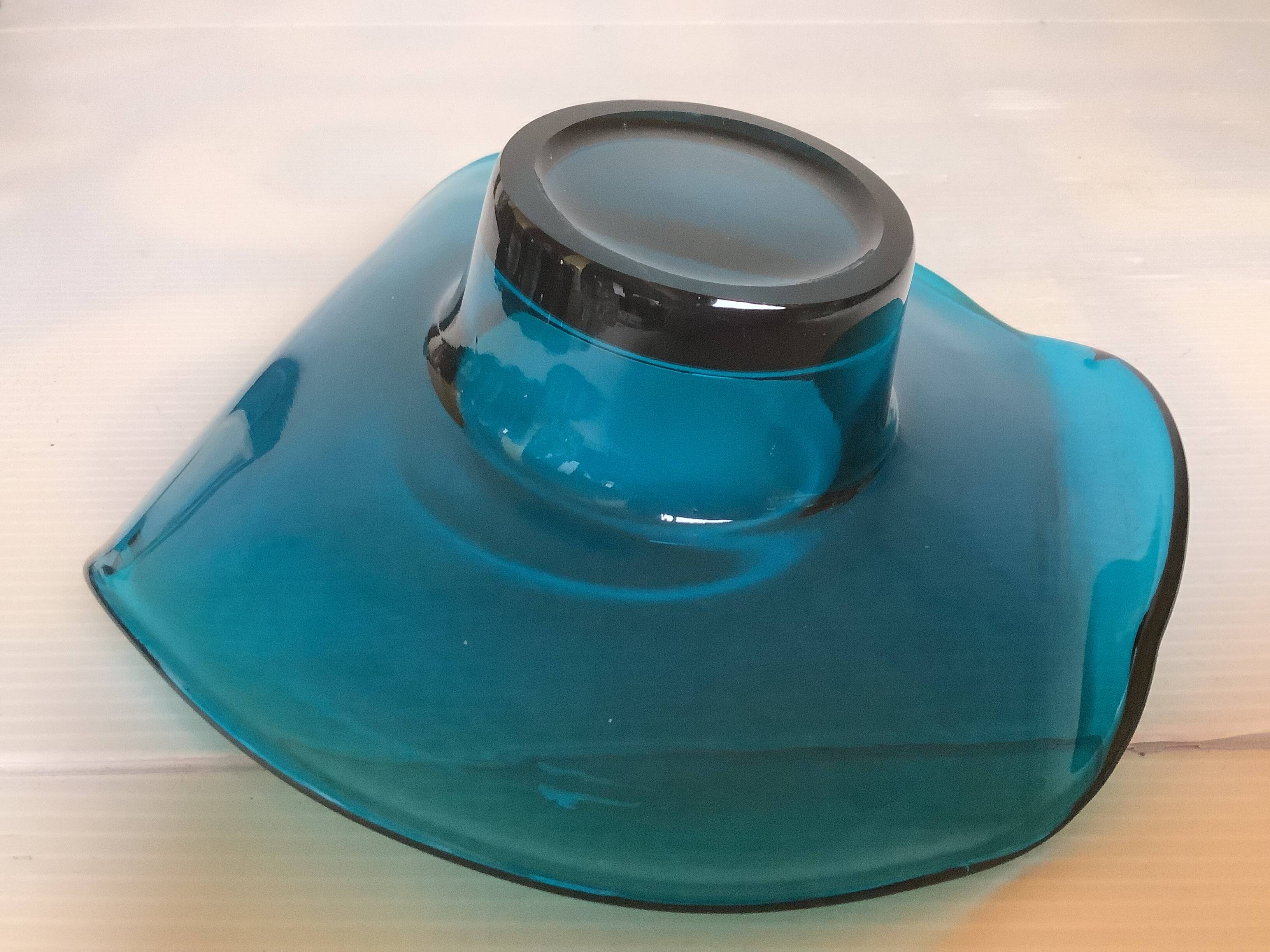 Bougeoir tordu en verre bleu