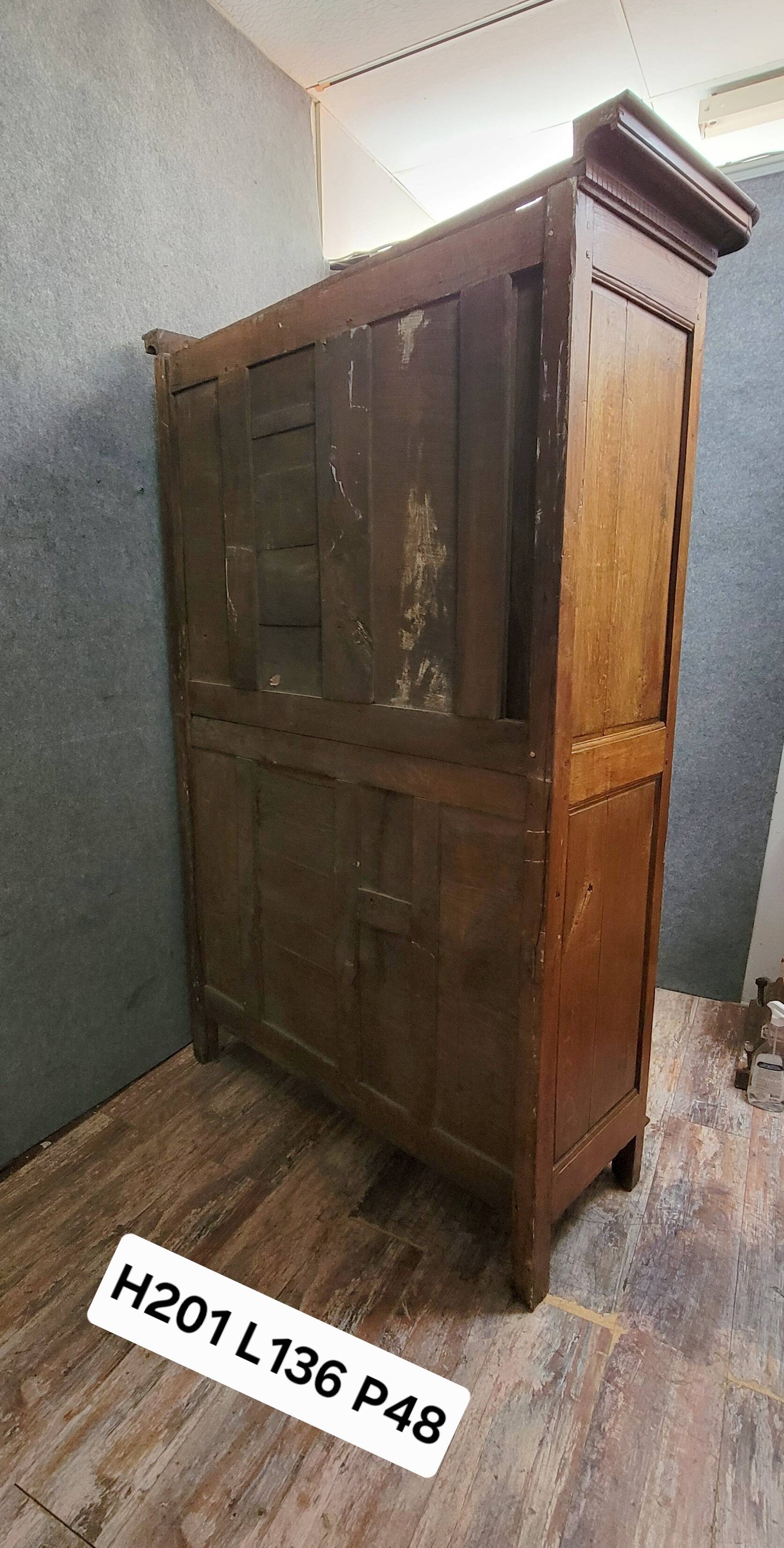 Louis XIV period wardrobe in solid oak, decorated with superb carvings