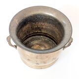 Vintage round cache-pot in hammered brass with decorative handles and patina.