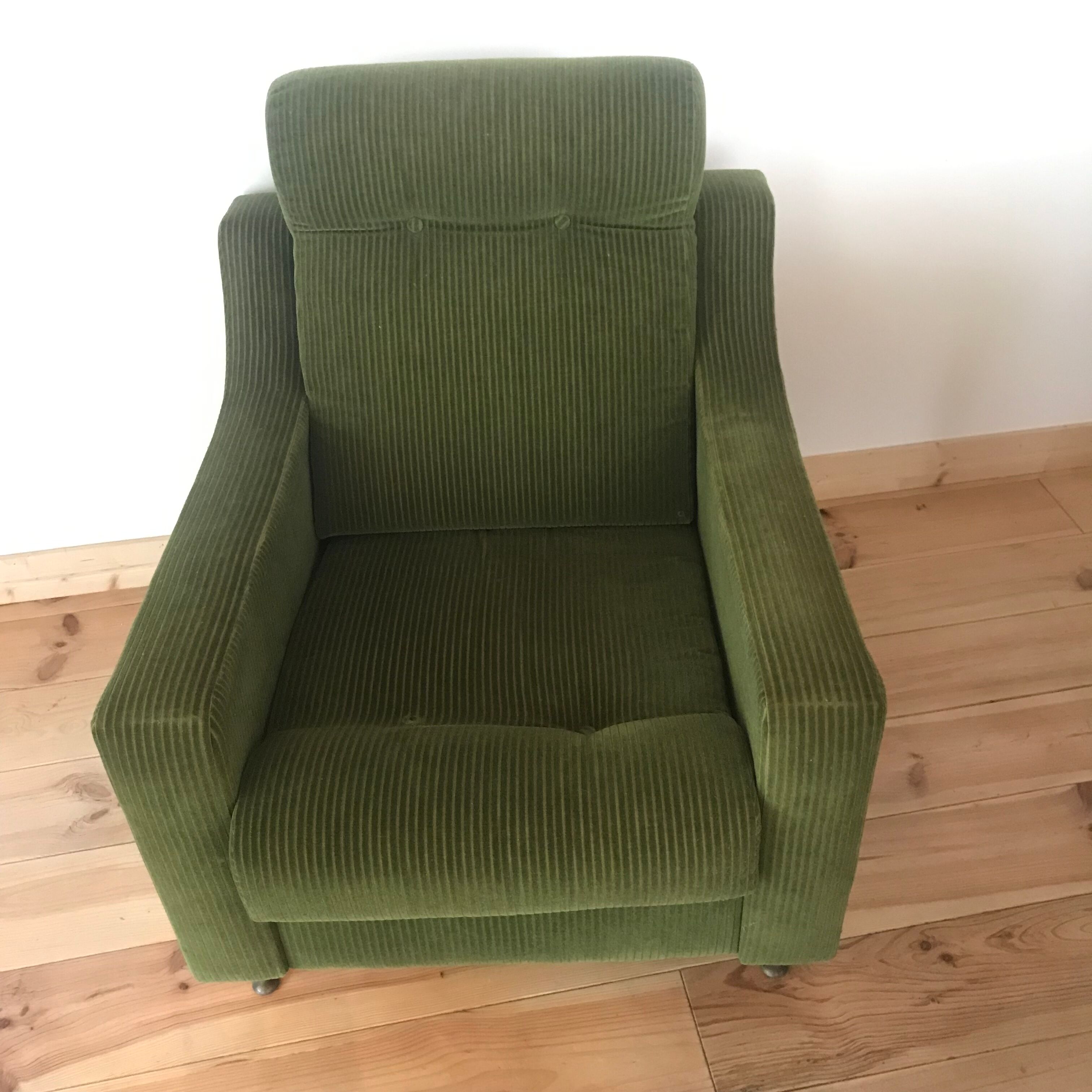Fauteuil club vintage en velours cotelé.