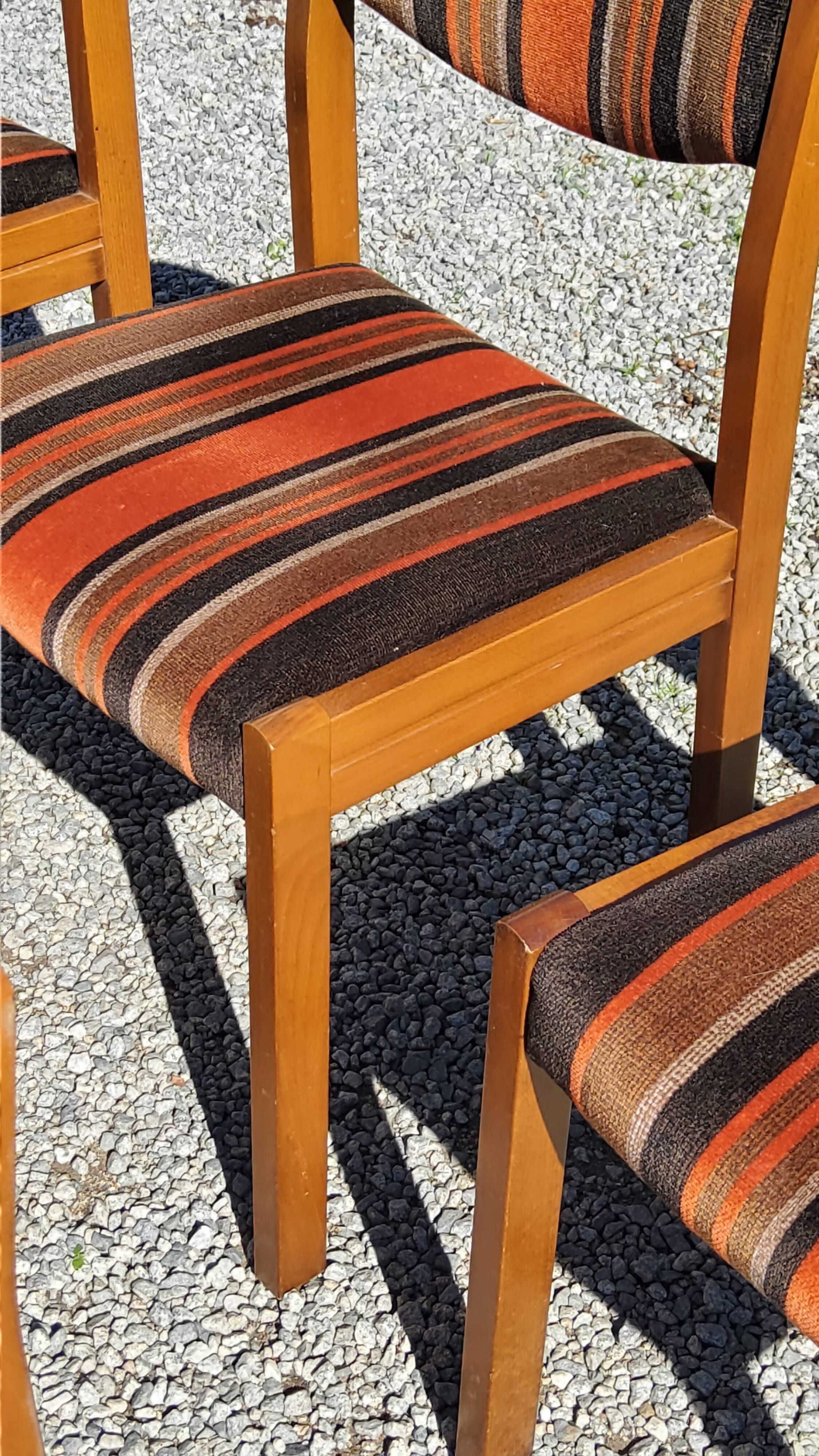 Set of 5 70s designer chairs in beech and orange and brown velvet Self éditeur
