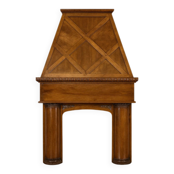 Important architectural fireplace made of solid wood, dating from the 19th century.