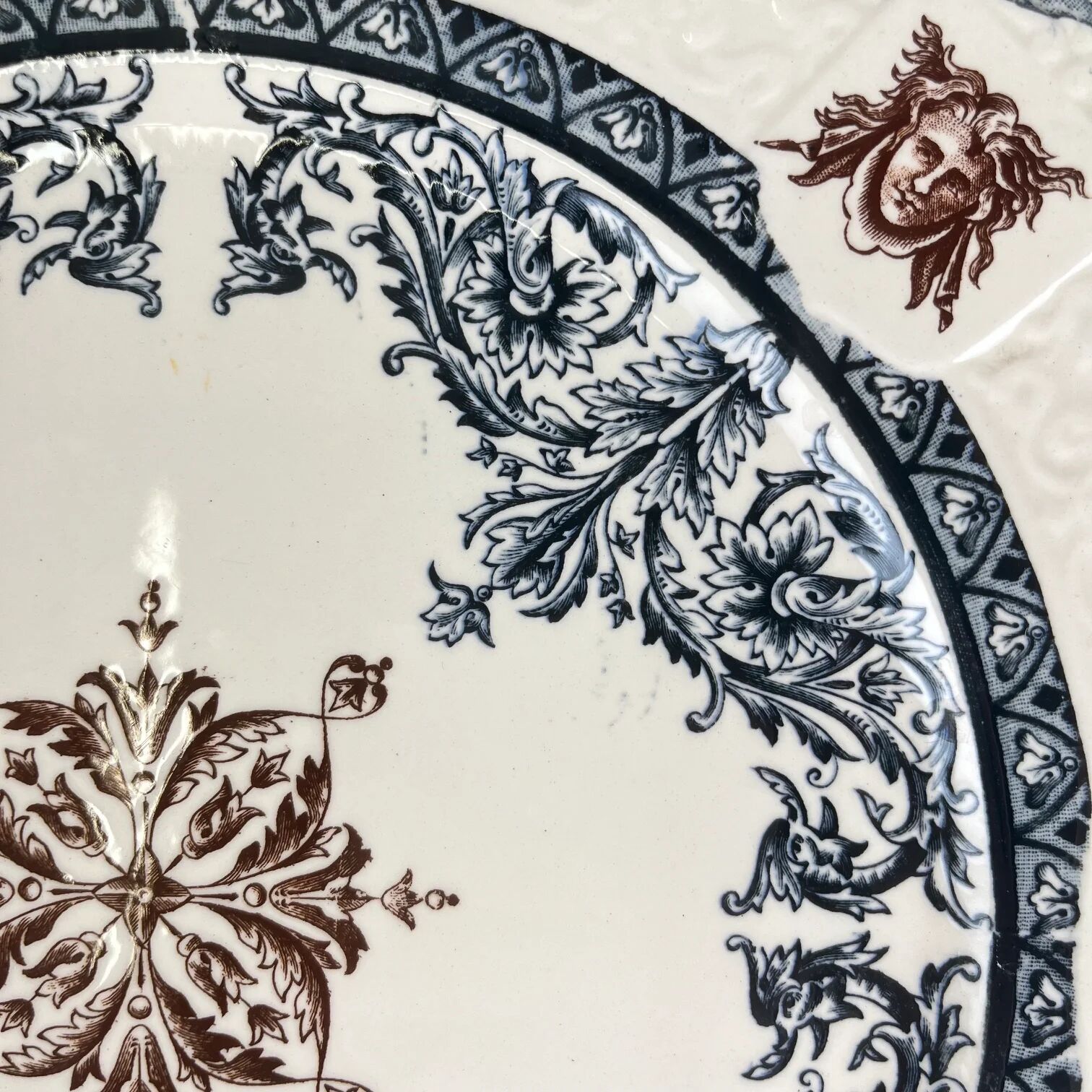 Square plate / Longchamp dish model "Diane", polychrome earthenware, late 19th century.