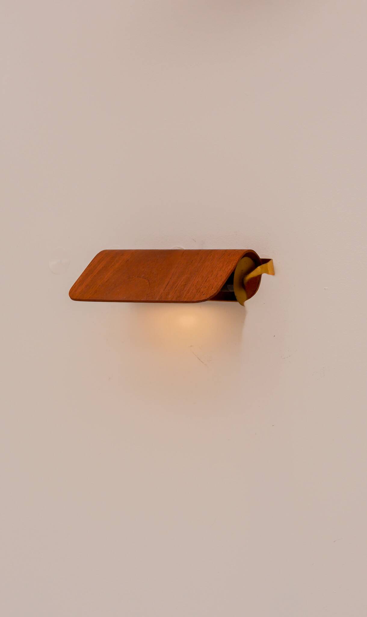 Applique en teck vintage. Design scandinave classique du milieu du siècle moderne.