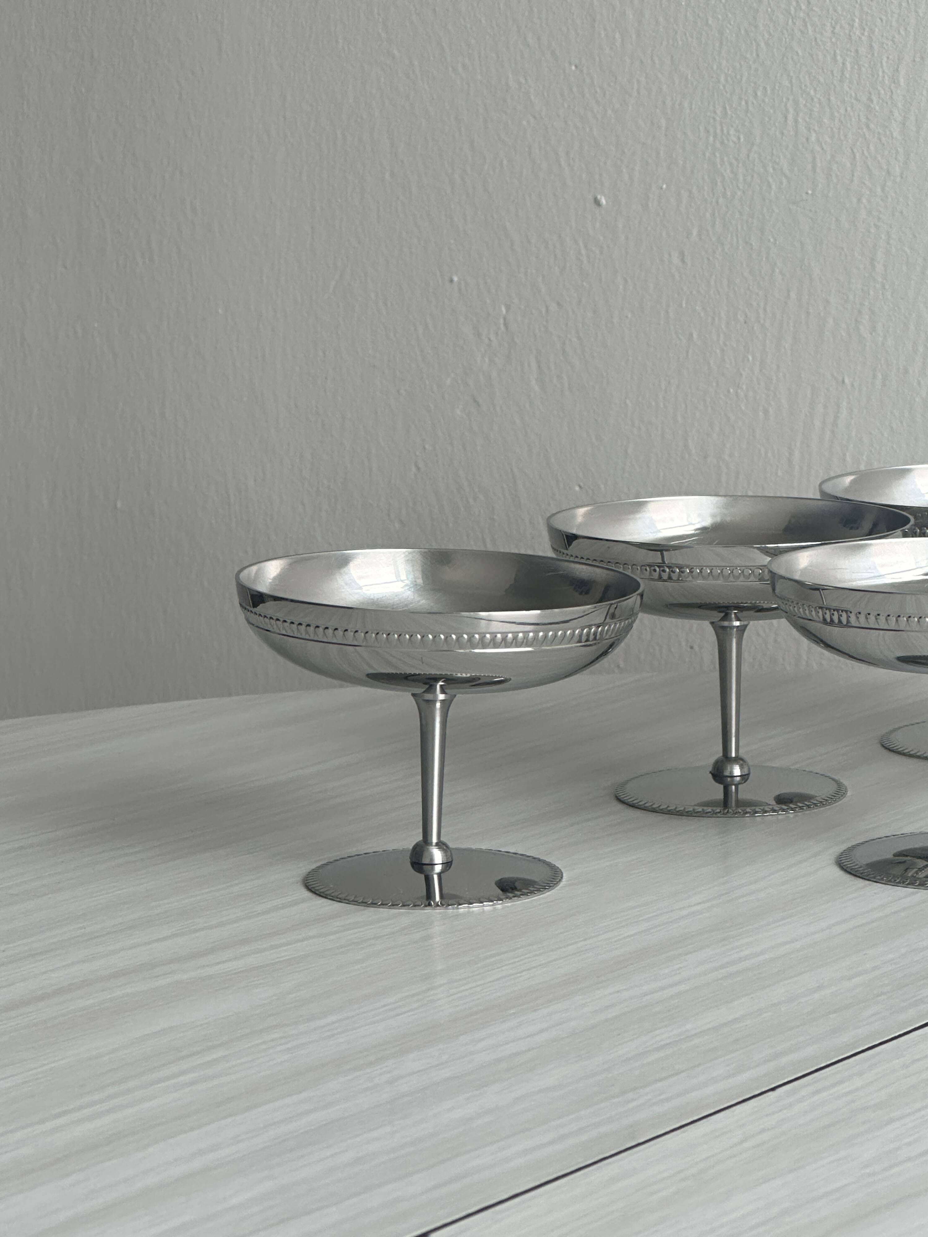 6 vintage stainless steel metal bowls
