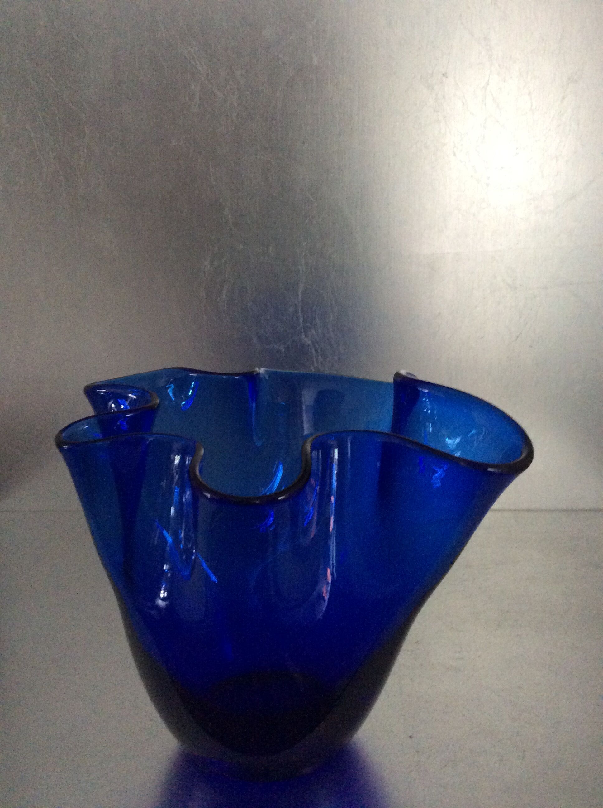 Vase mouchoir vintage en pâte de verre bleu