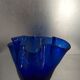 Vase mouchoir vintage en pâte de verre bleu