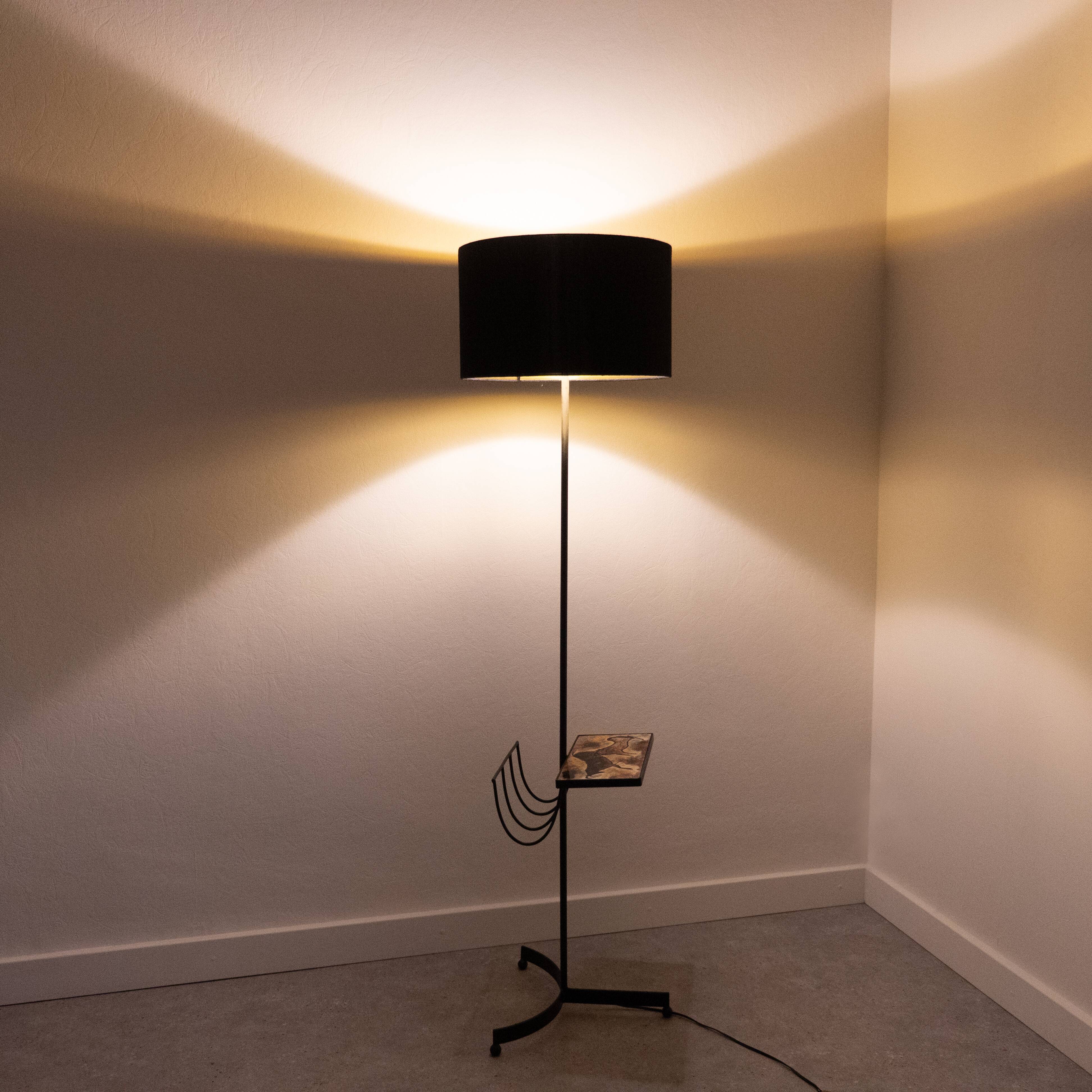 Black metal magazine rack floor lamp with ceramic shelf