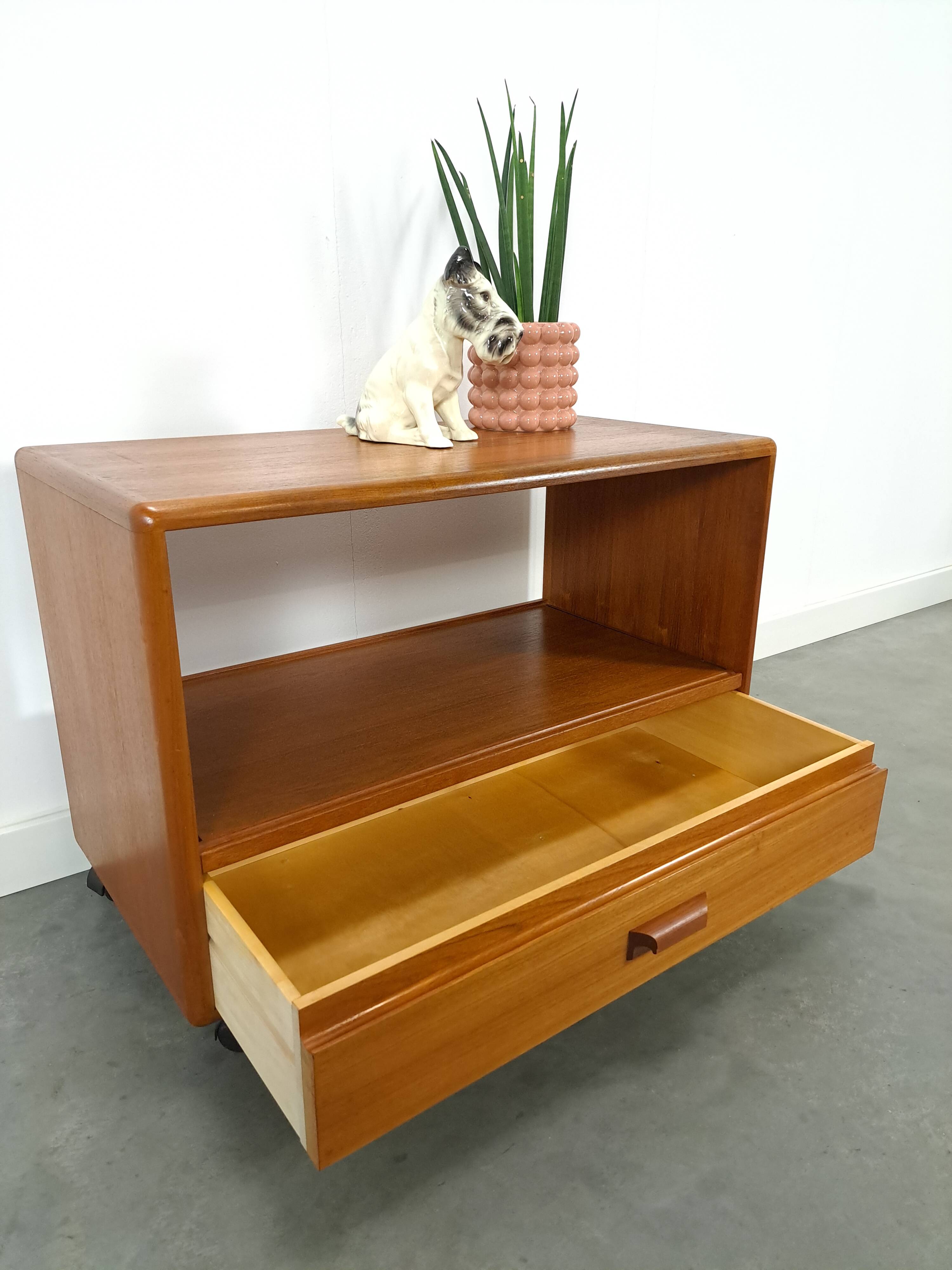 Meuble audio TV sur roulettes design danois en teck Dyrlund
