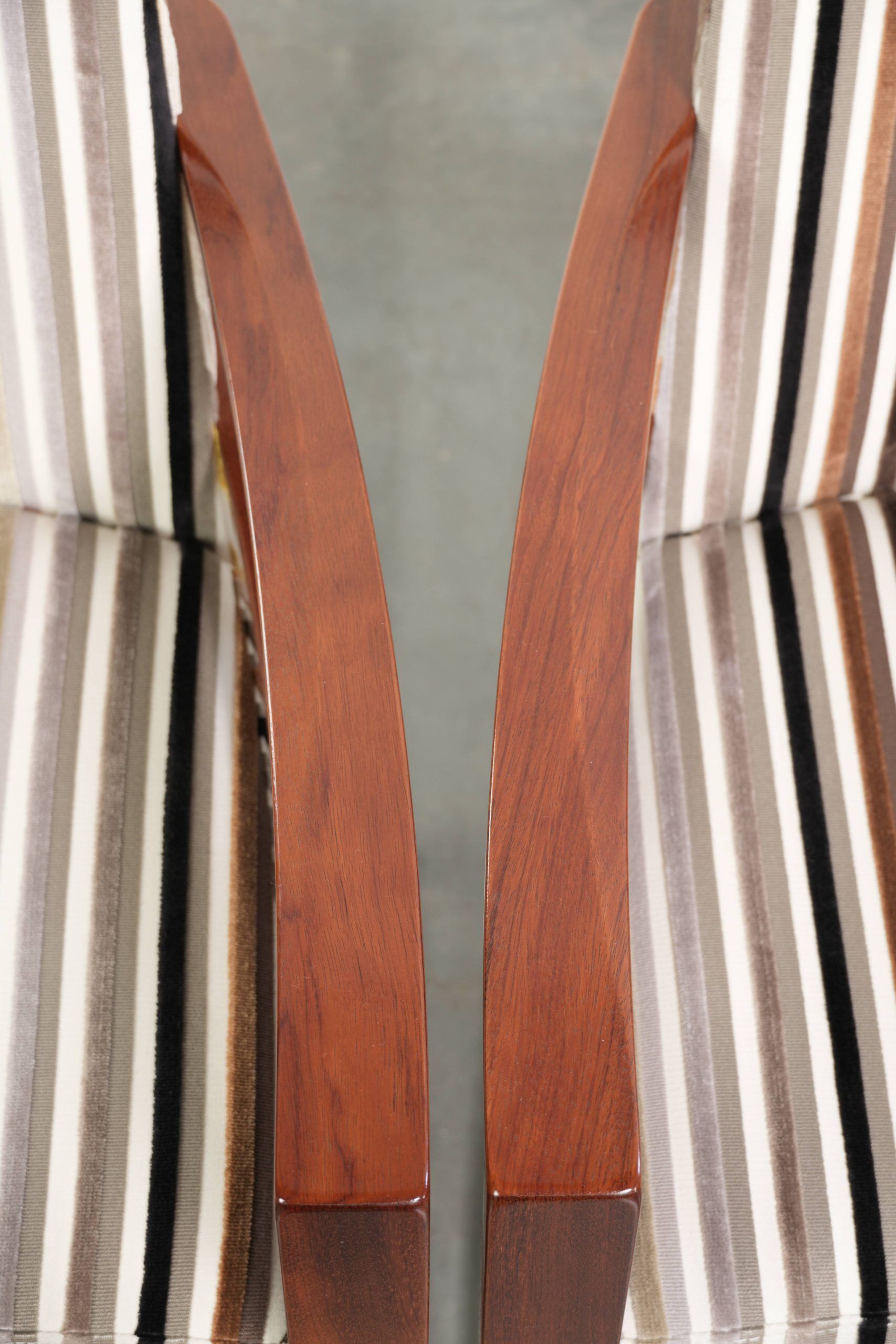 Set of 4 Art Deco design dining chairs with luxurious fabric upholstery