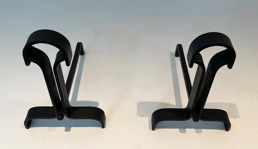 Paire de Chenets Modernistes en Fer Forgé à Finials en Goutte et Bases Évas