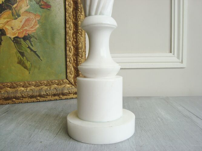 Pied de lampe vintage en marbre blanc taillé