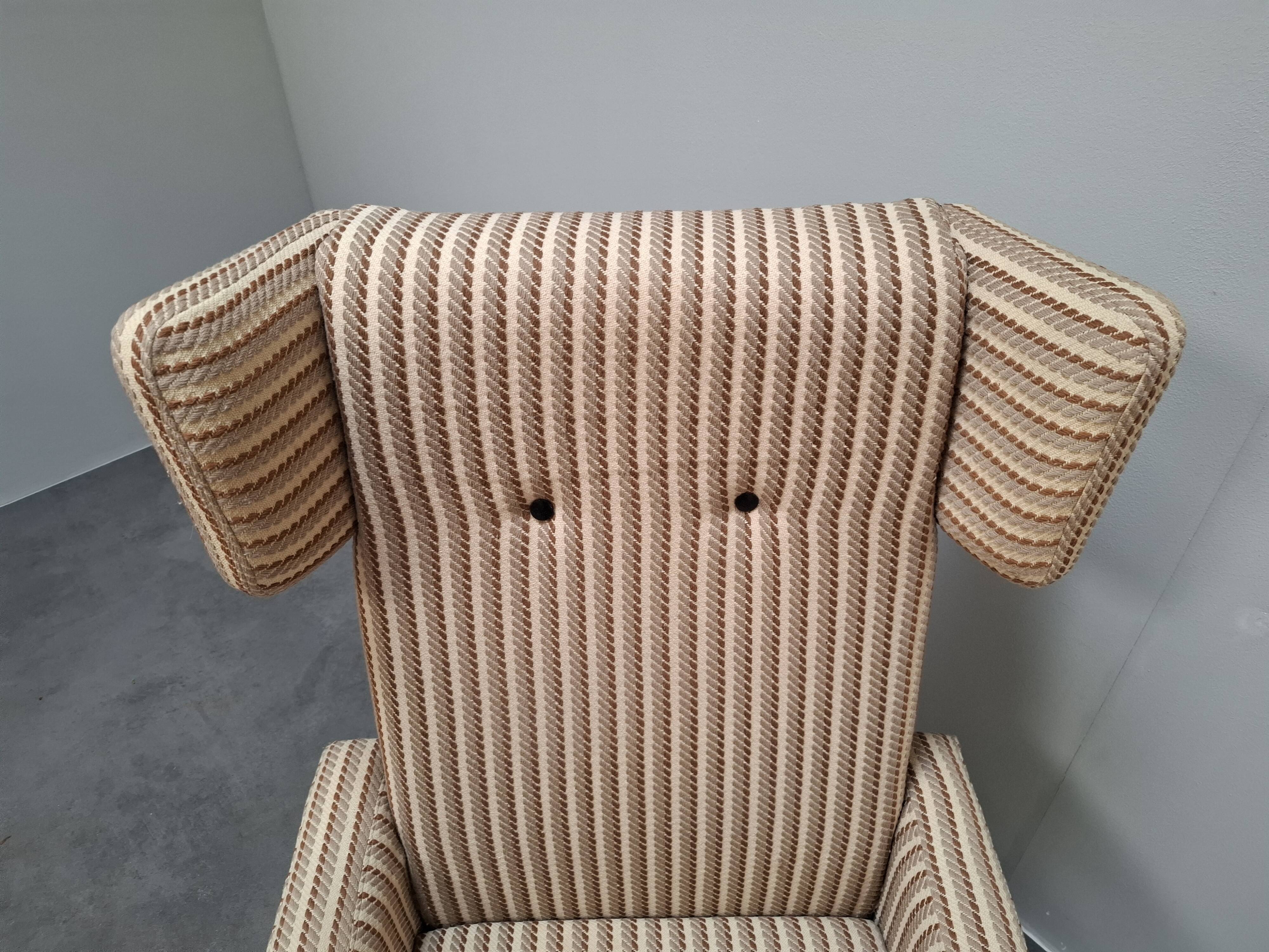 Fauteuil à oreilles de style mid-century moderne