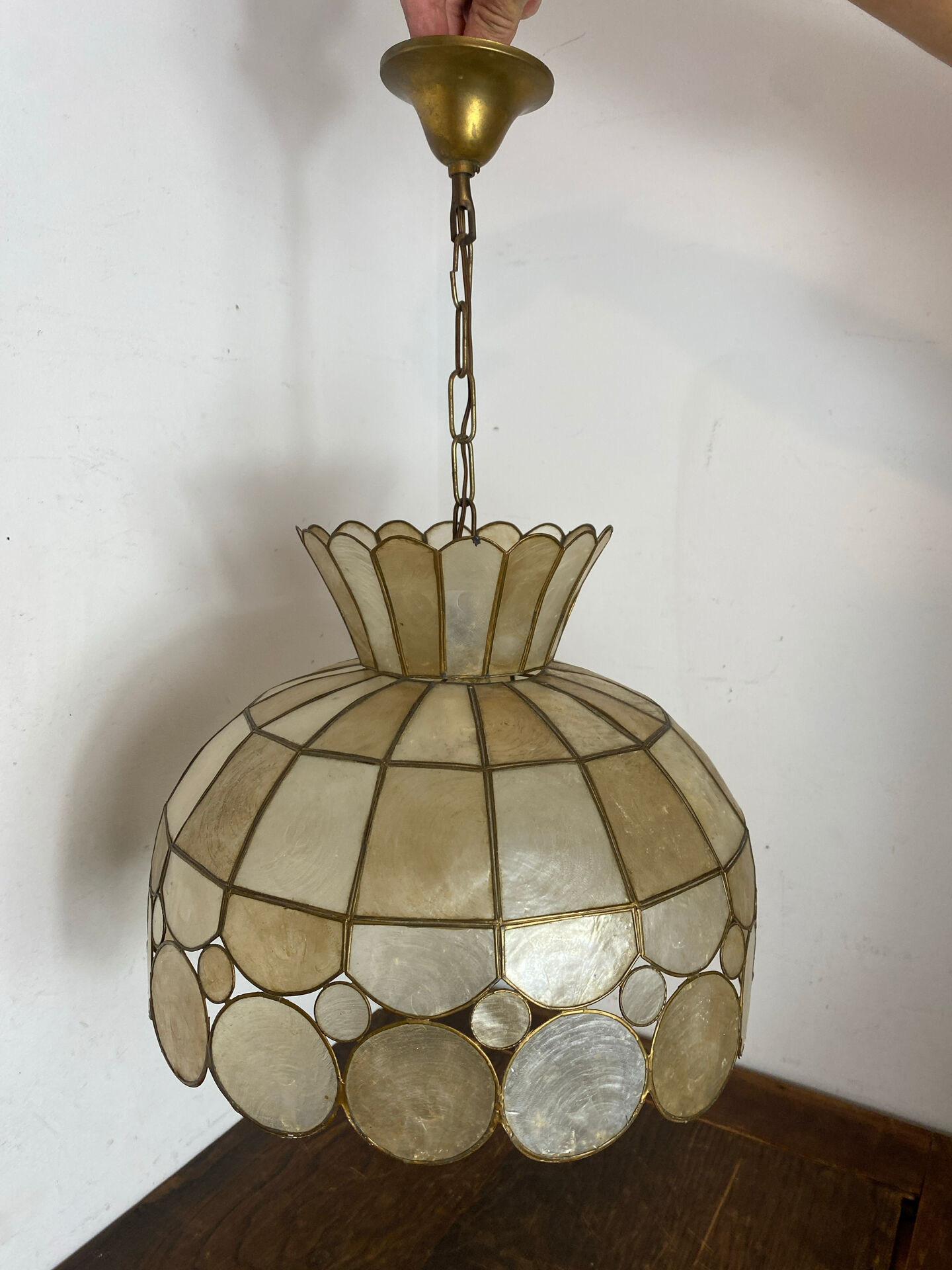 Grande suspension en nacre et laiton 