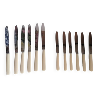 Set of 12 Bakelite table and dessert knives