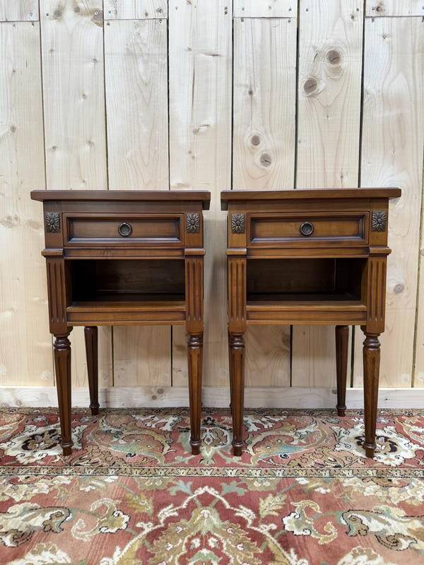 Paire de tables de chevets de style Louis XVI en merisier