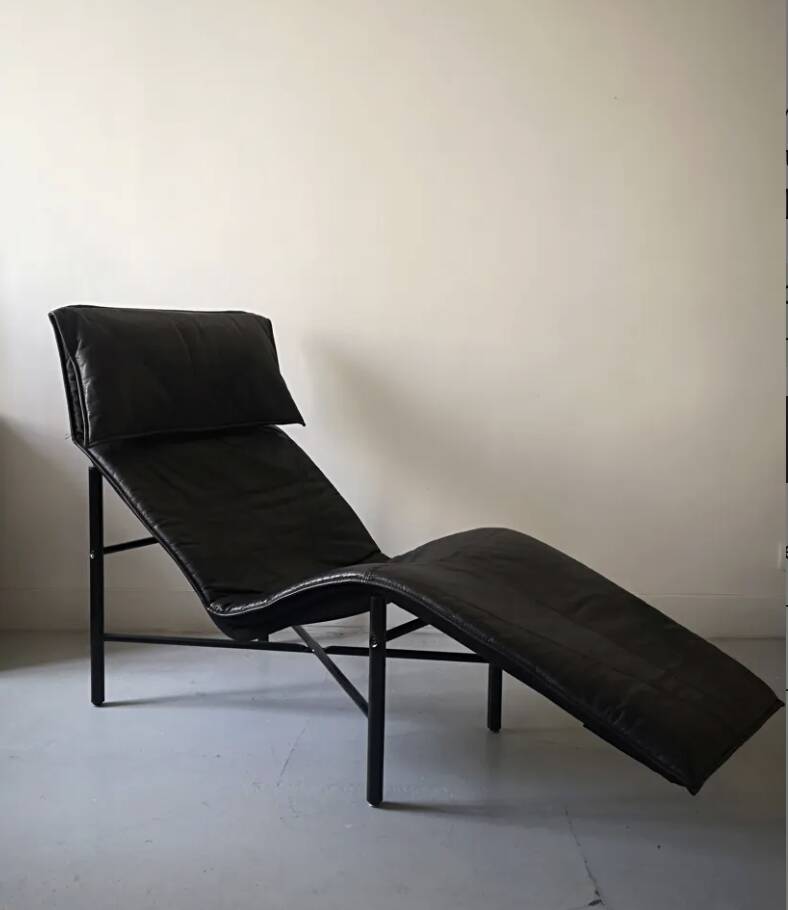 Scandinavian design chaise longue in black leather by Tord Björklund, Sweden 1970.