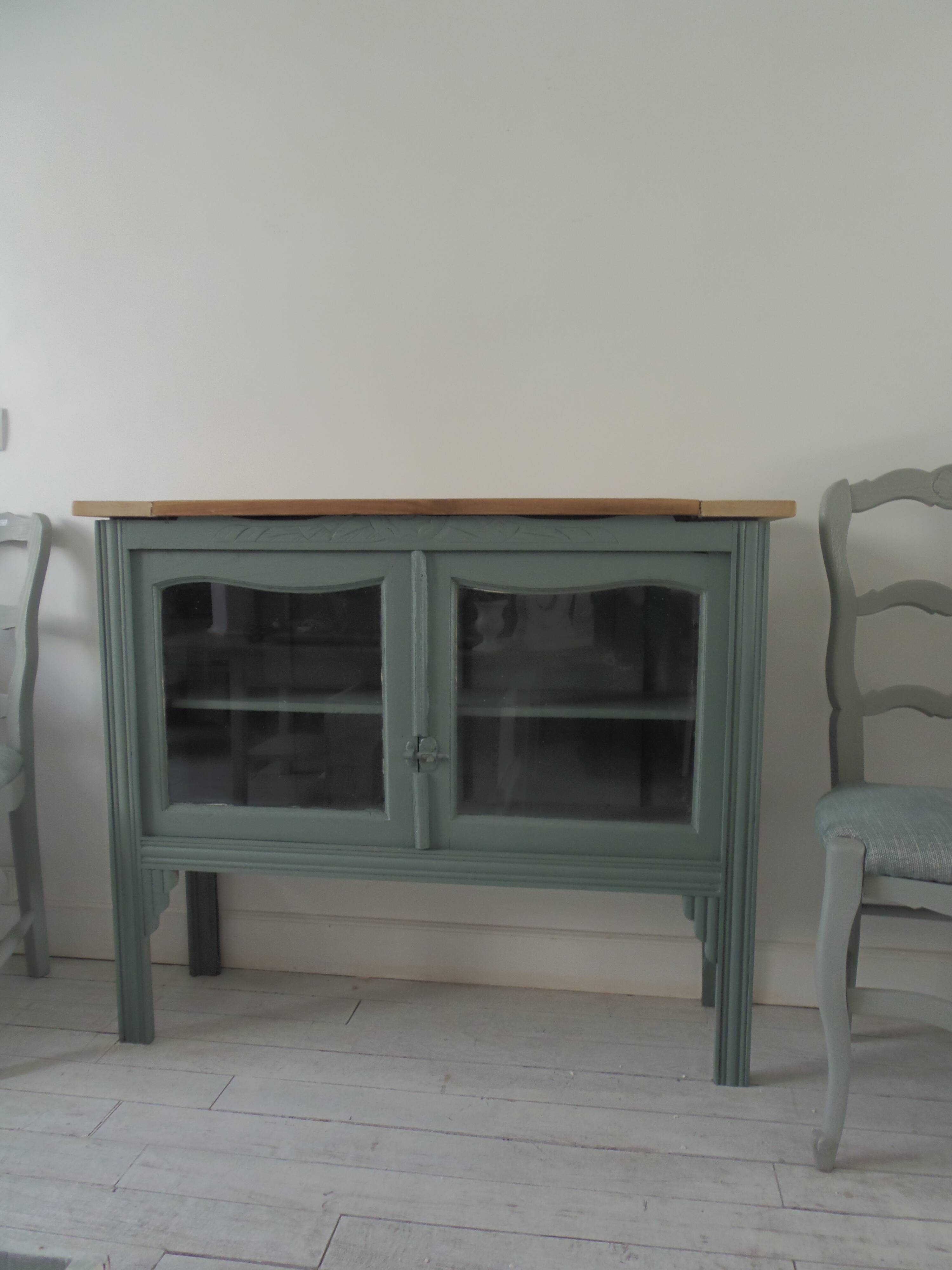 Console, sideboard, shallow display case sublimated in smoky green, wooden top.