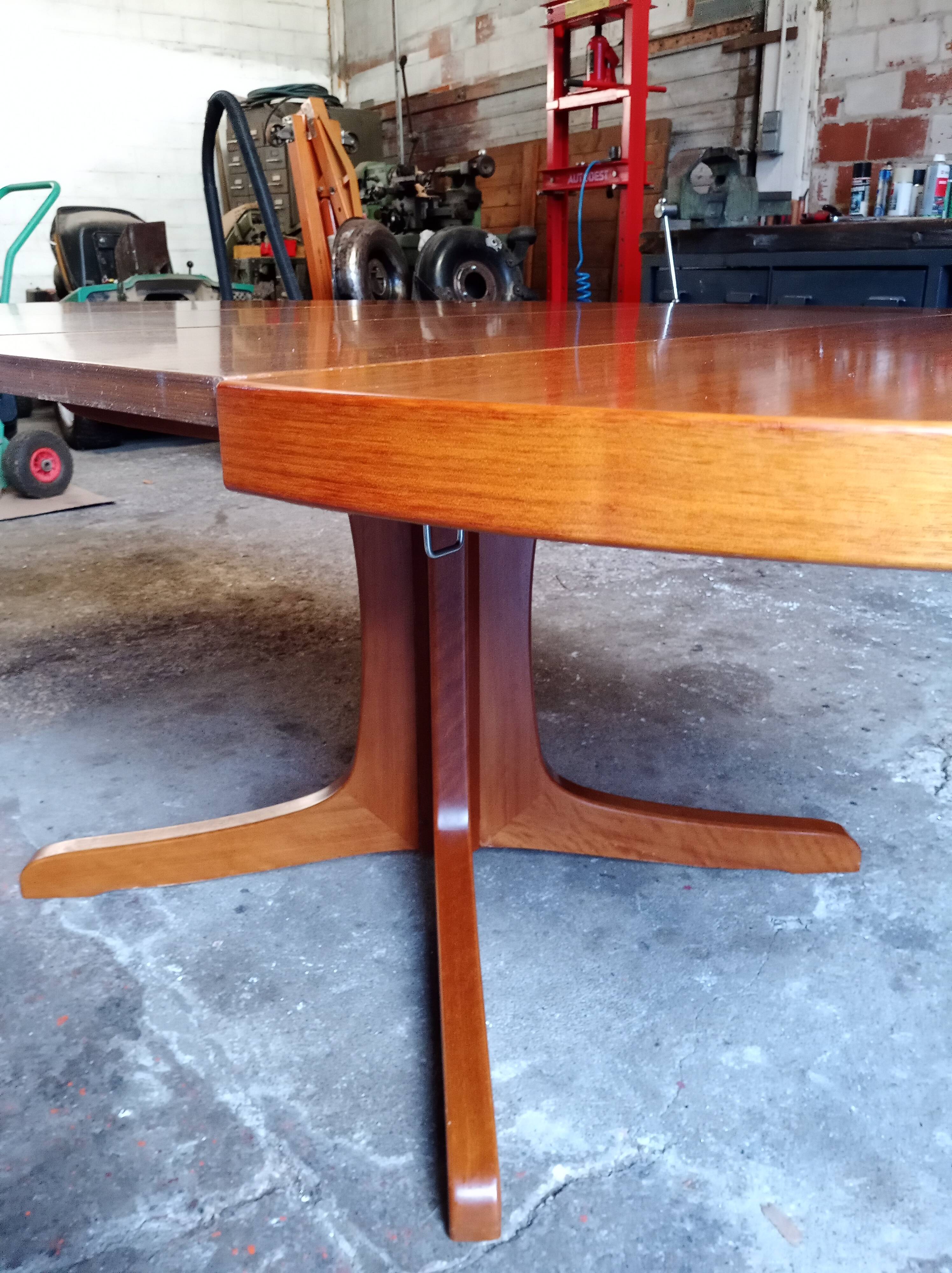 Scandinavian extending table