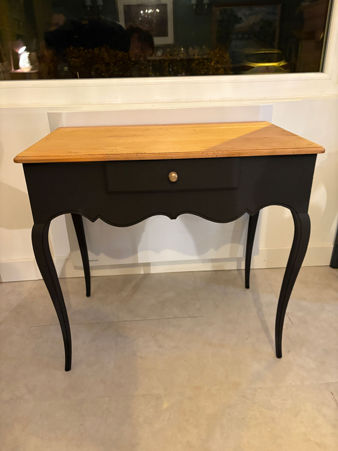 Black console, natural tray