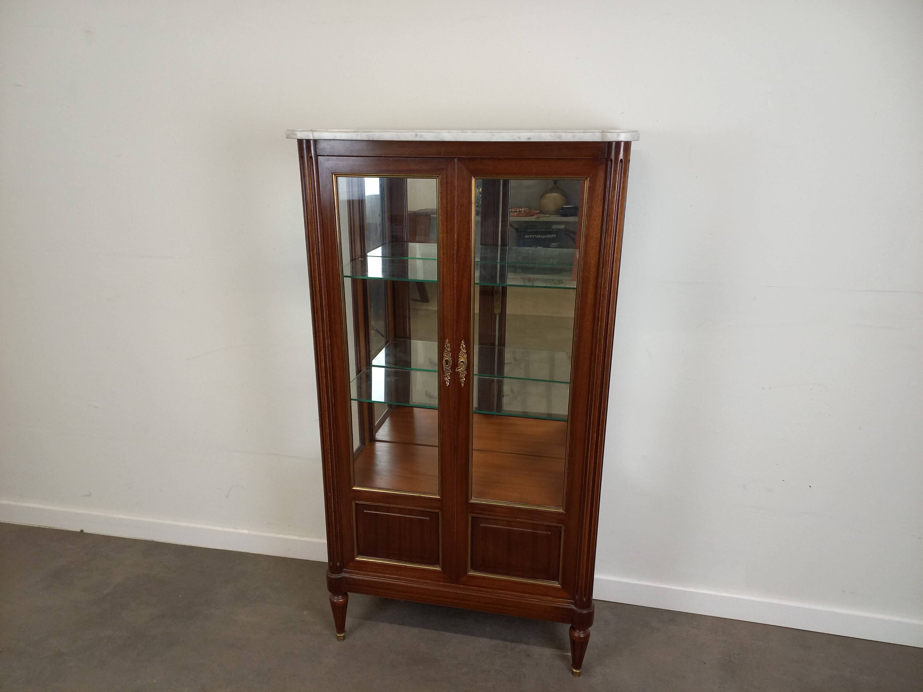 Vitrine de style Louis XVI