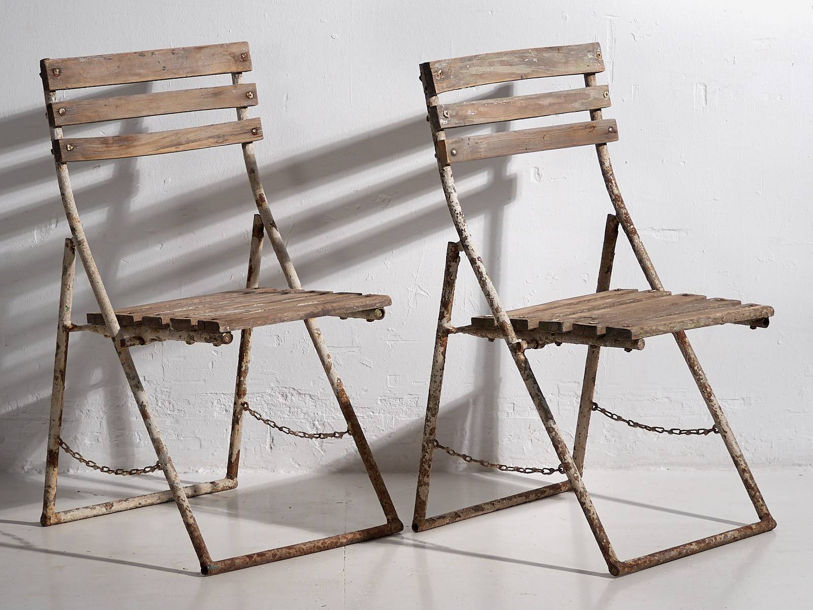 Antique folding garden chairs (c.1920). Set of 2 pieces.