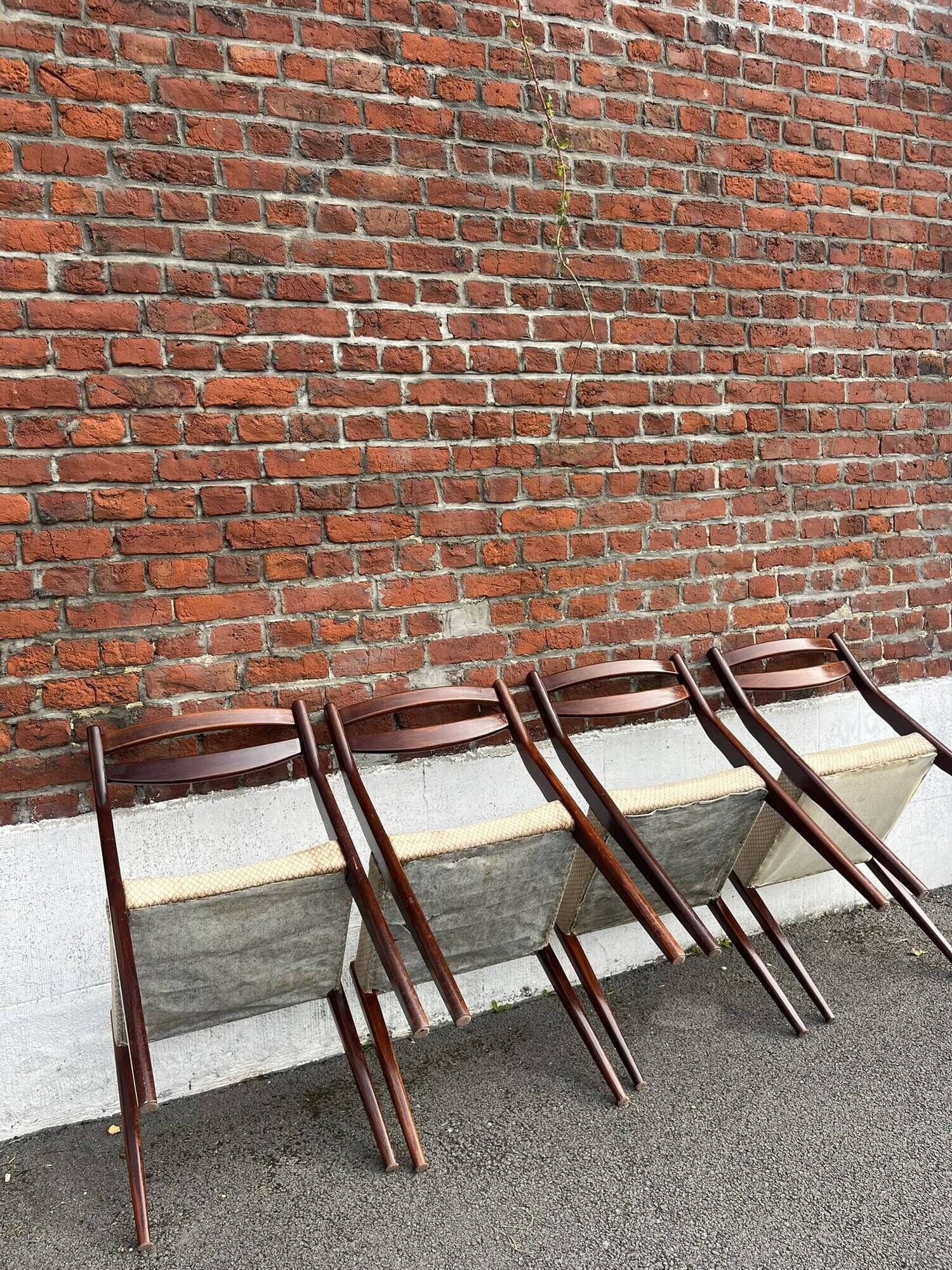 Lot of 4 vintage Scandinavian chairs in wood and golden fabric.