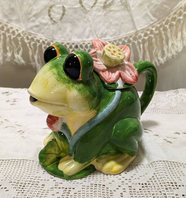 Théiére grenouille en barbotine avec son couvercle fleurs