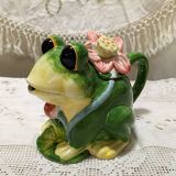Frog teapot in earthenware with its lid and flowers.