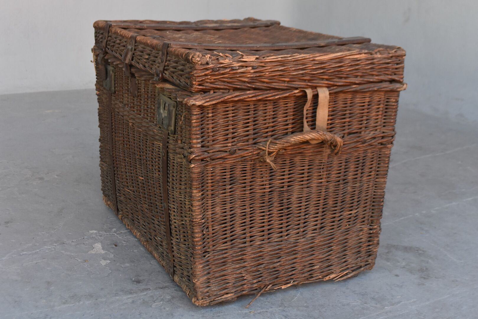 Travel trunk 1900 in wicker