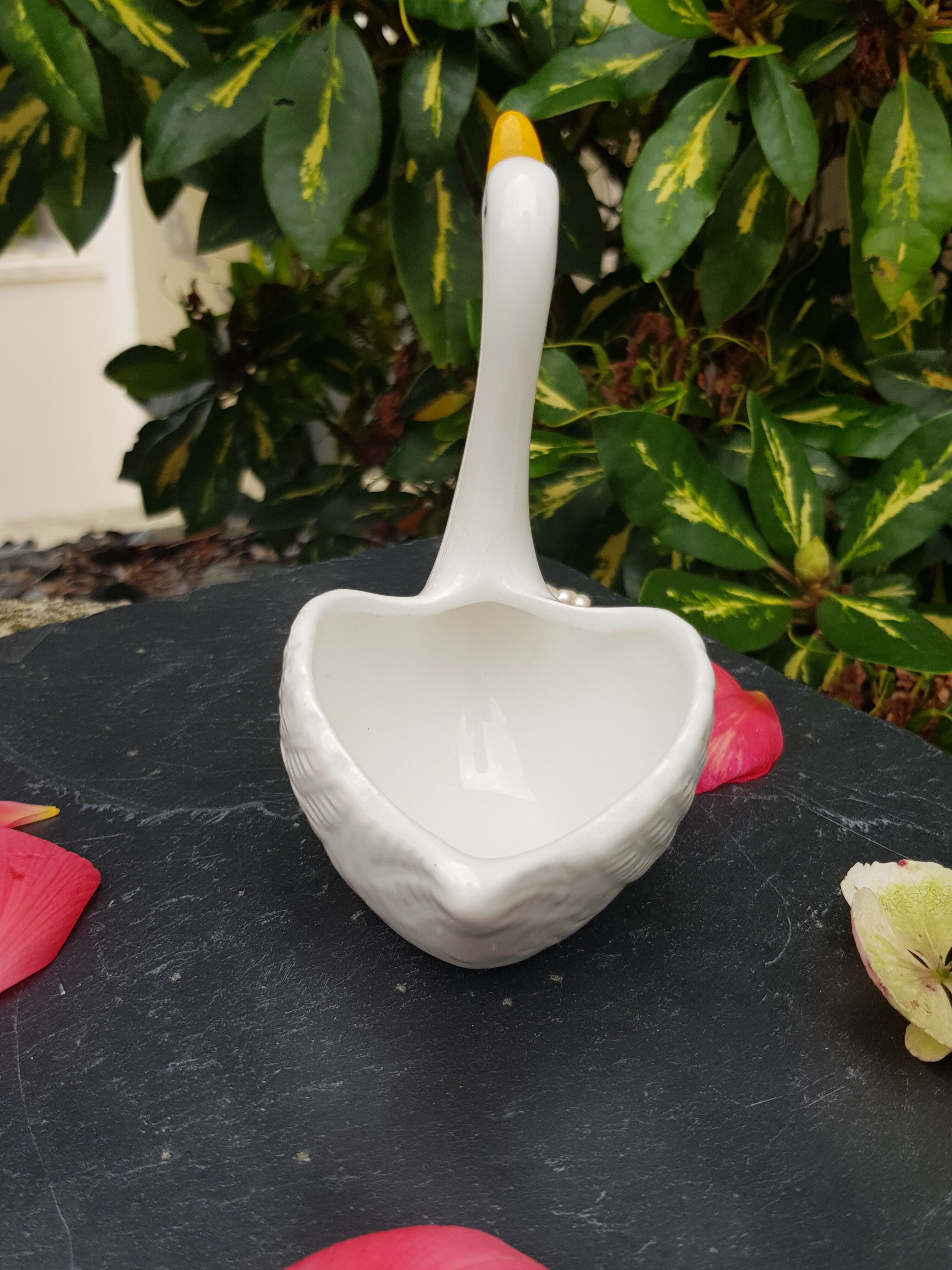 Ceramic ring holder swan