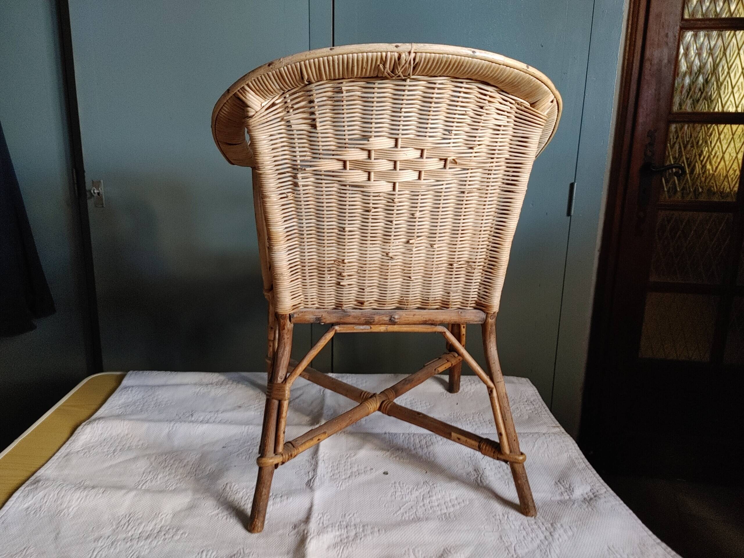Ancien fauteuil / chaise d'enfant vintage des années 60 en osier / rotin