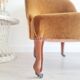 Fauteuil crapaud en velours ocre foncé