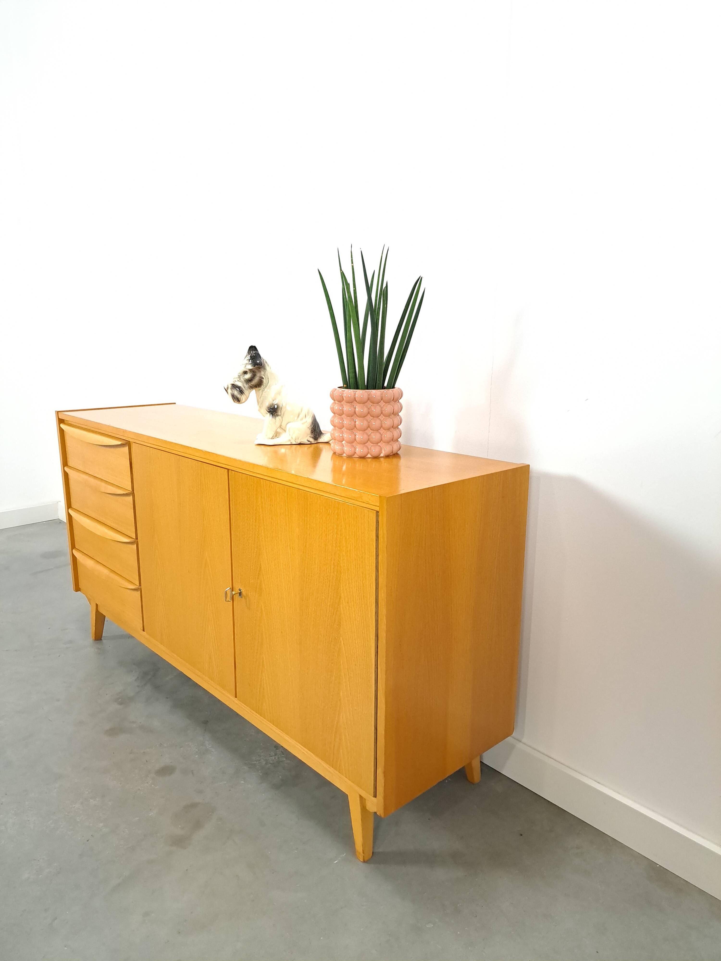 Fineer dressoir met lades en houten handgrepen vintage sideboard