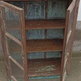 Armoire ancienne vitrée en bois avec fond métal