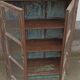 Armoire ancienne vitrée en bois avec fond métal