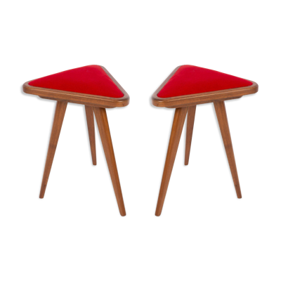 Ensemble de deux tabourets triangulaires en velours rouge du 20ème siècle, Europe, années 1960