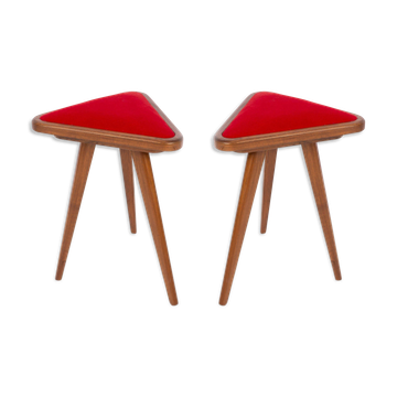 Ensemble de deux tabourets triangulaires en velours rouge du 20ème siècle, Europe, années 1960