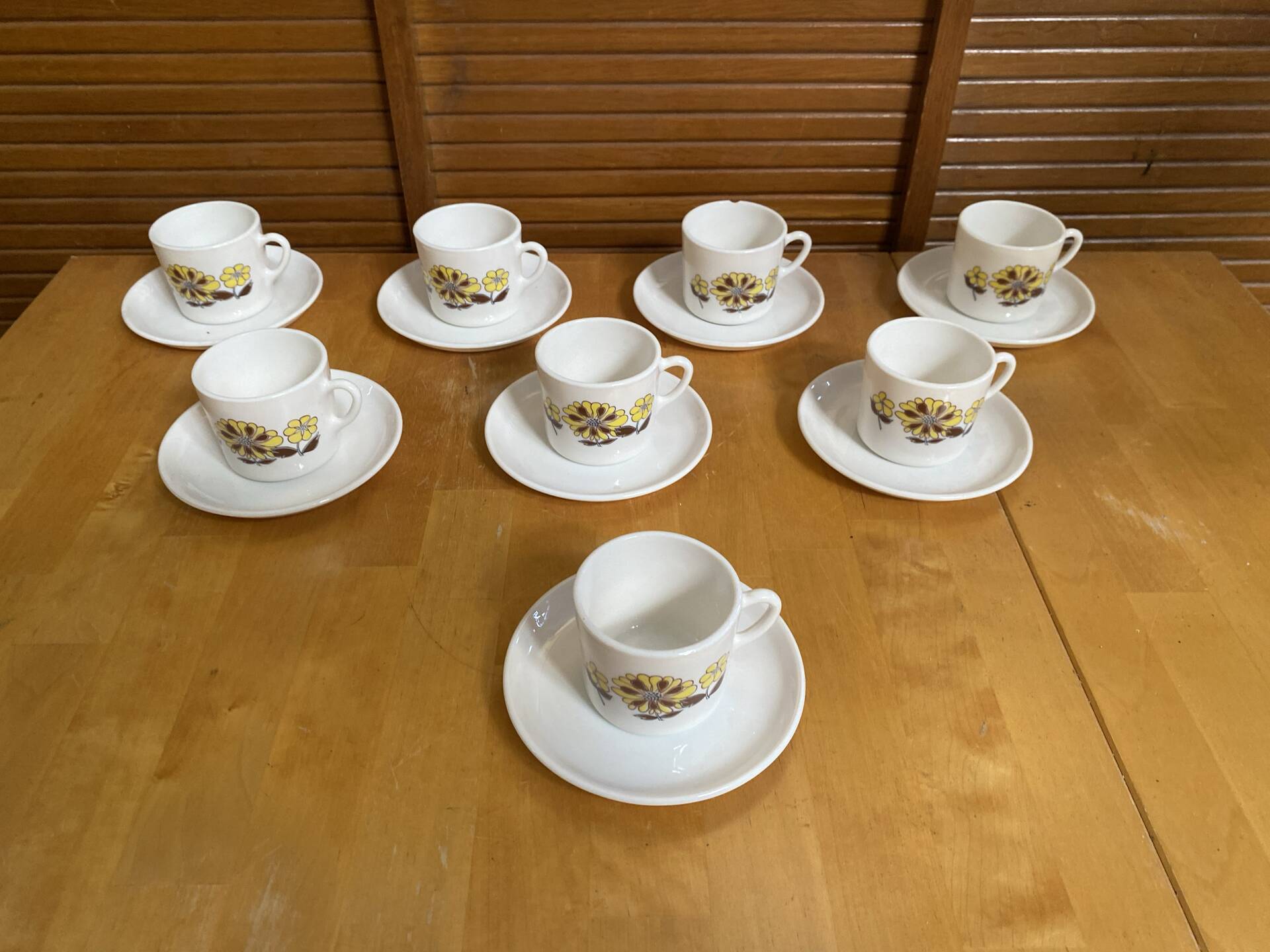 Series 8 cups & saucers sovirel white ceramic flower power fr