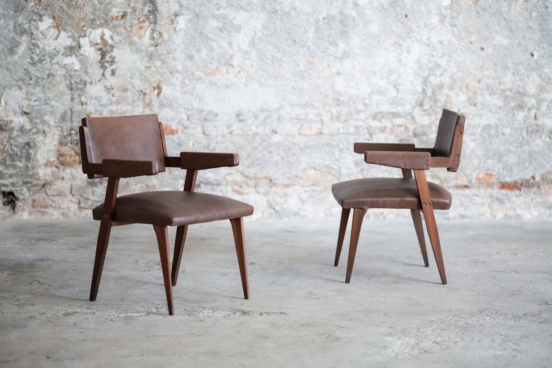 Paire de fauteuils en bois et cuir marron, Italie années 50