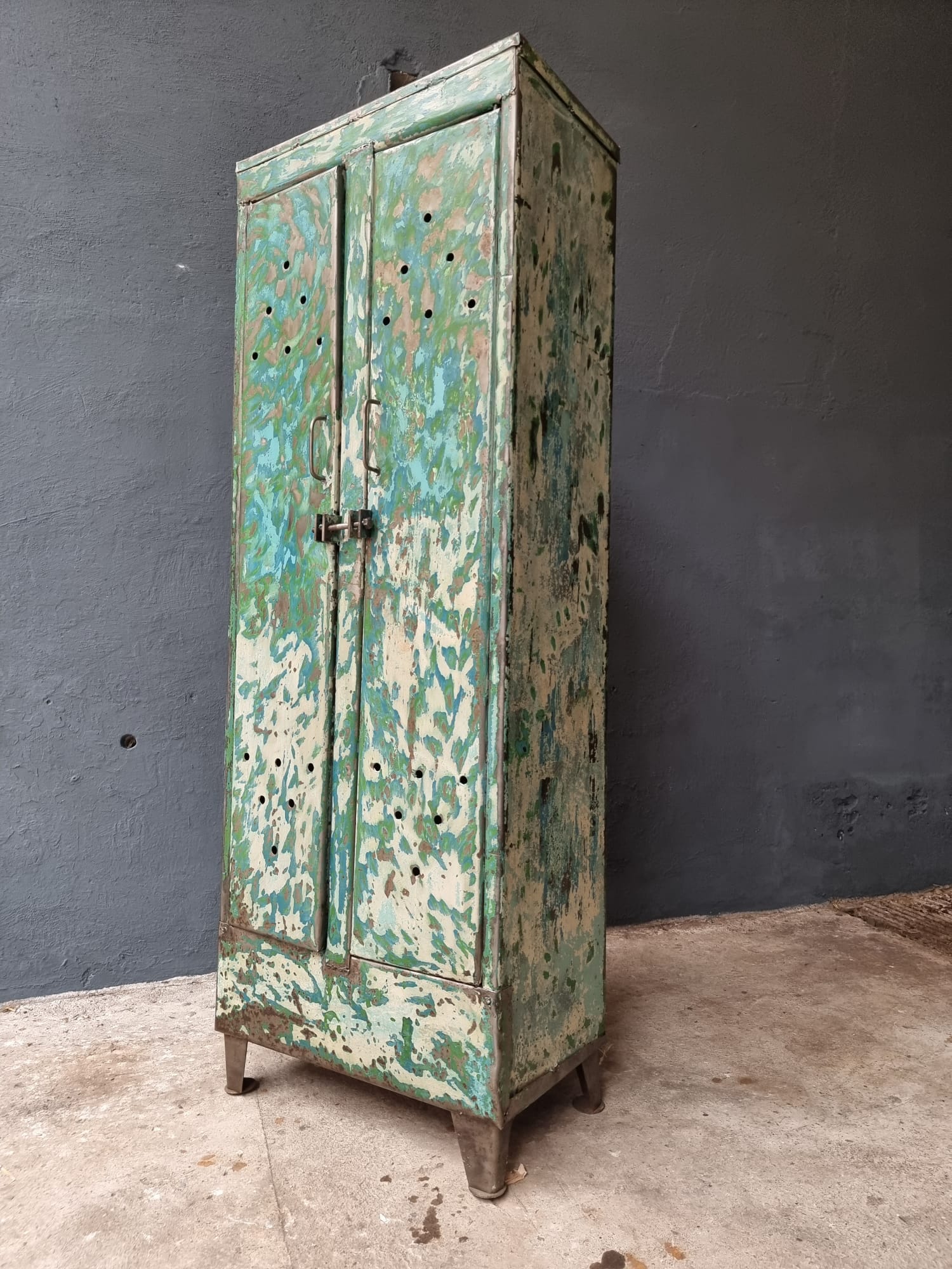 Armoire industrielle casier