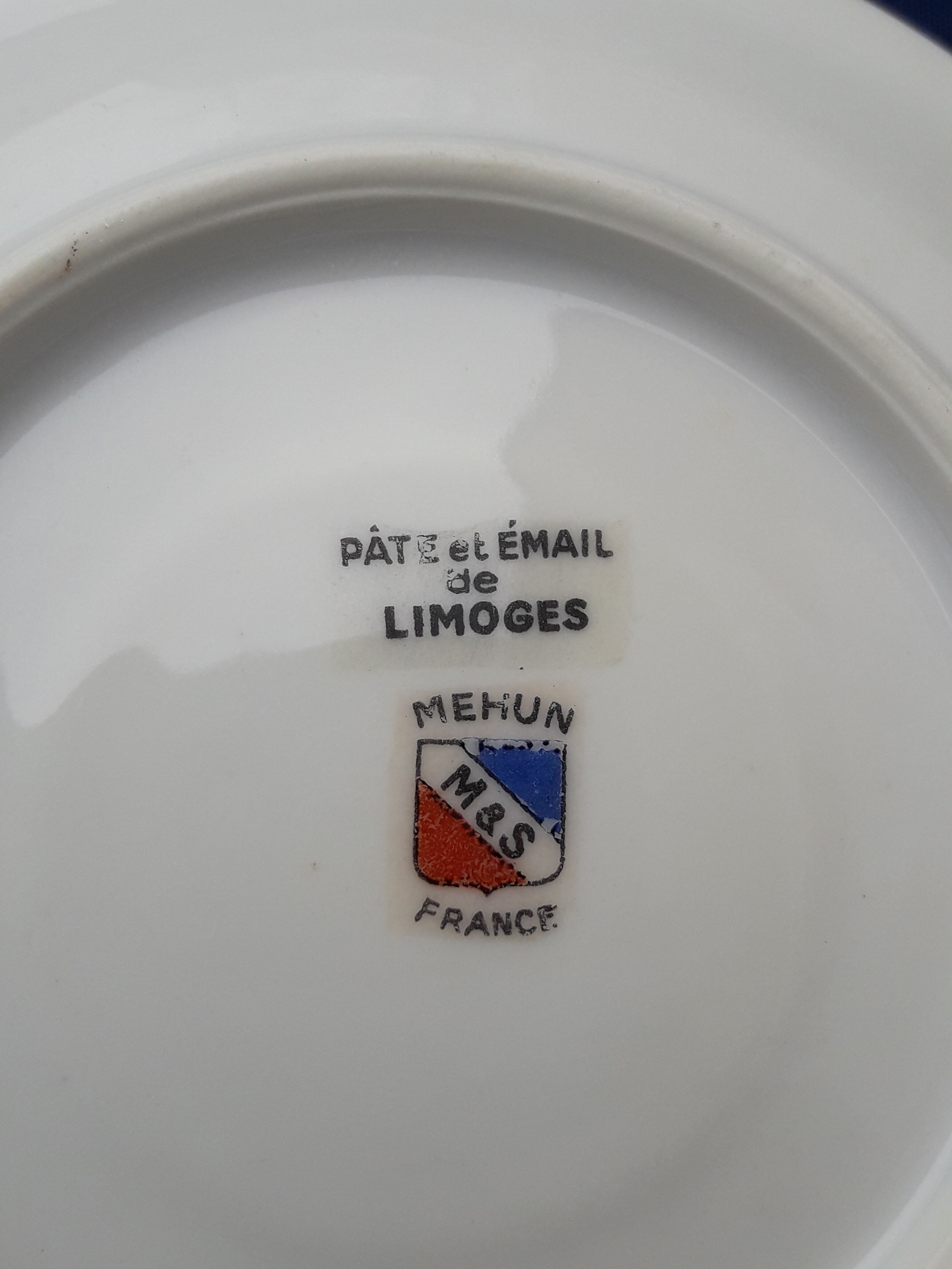 Set de 2 tasses avec soucoupes en pâte et émail de Limoges Mehun M et S