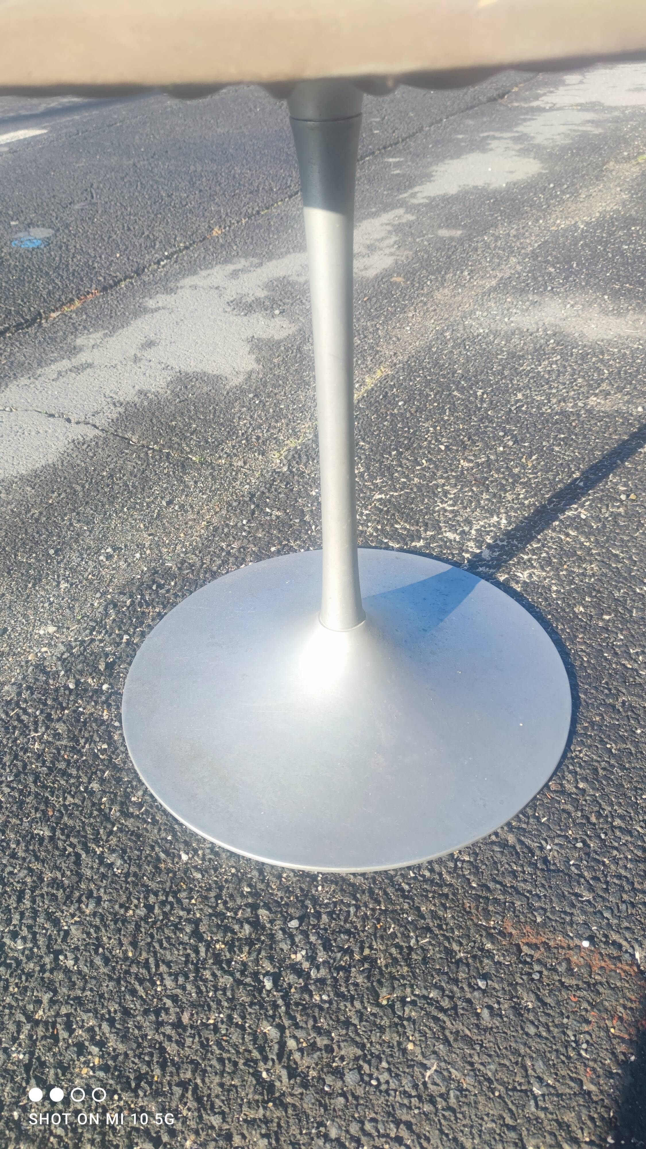 Table with tulip base in cast aluminum, circa 1960/70