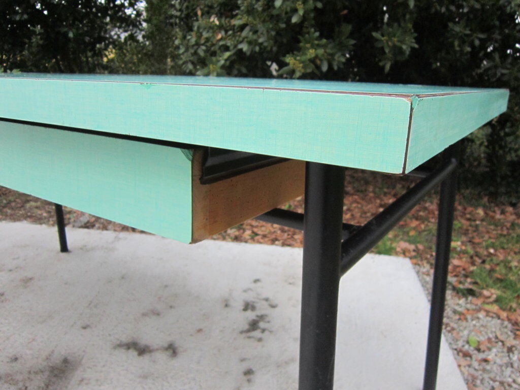 Table metal and formica