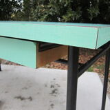 Table metal and formica