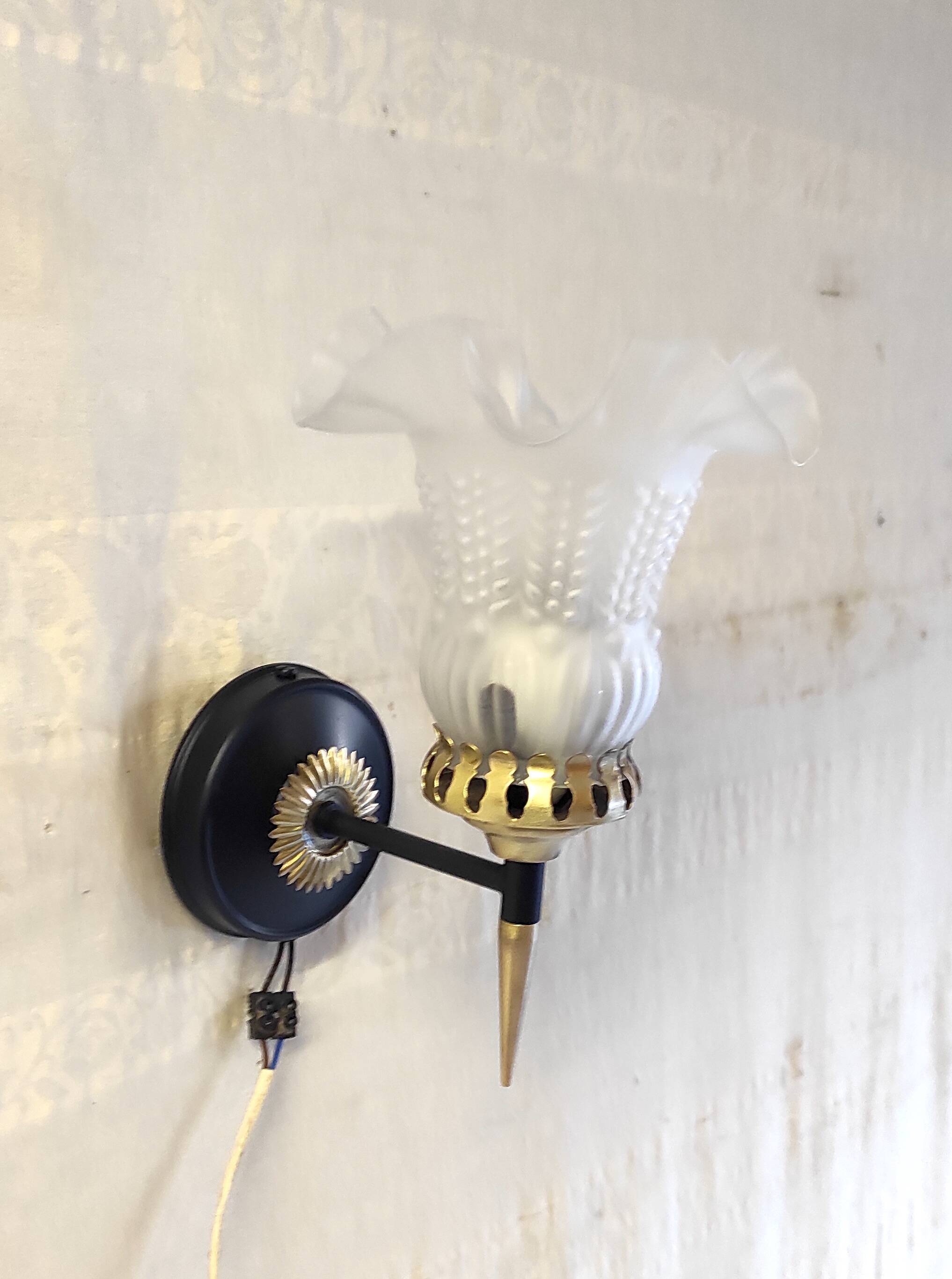 Art Deco wall light in brass with glass shade - mid 20th century.